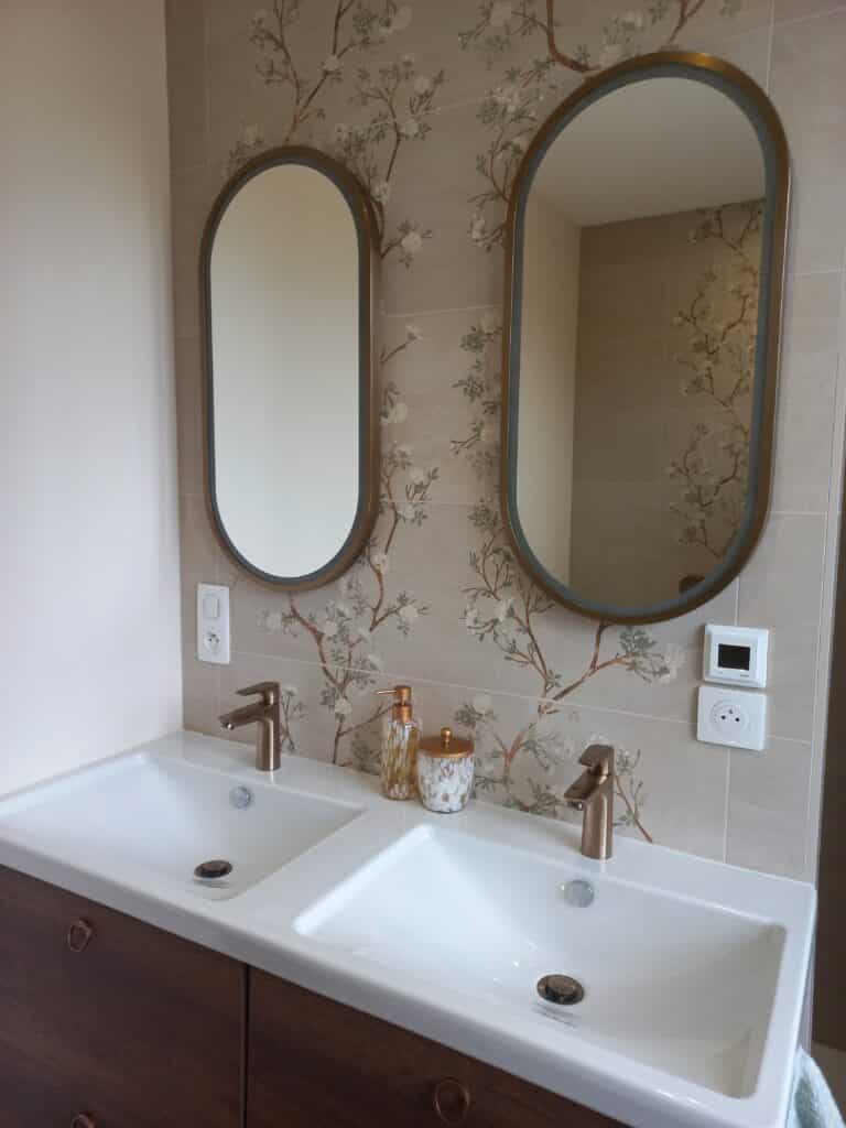 Faïence botanique & laiton brossé pour une salle de bain raffinée à Angers