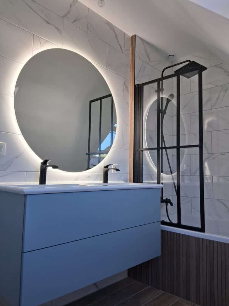 Salle de bain sous combles : douceur bleutée et effet marbre