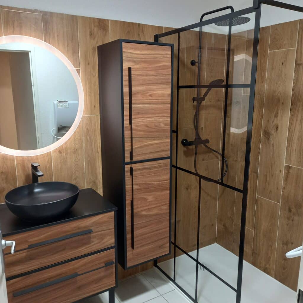 Élégance bois & verrière noire : une salle d’eau pleine de caractère