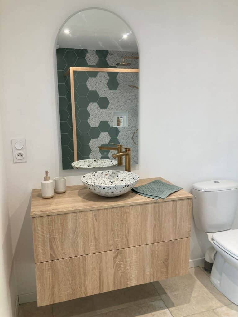 Salle de bain sous combles : terrazzo chic & vert graphique