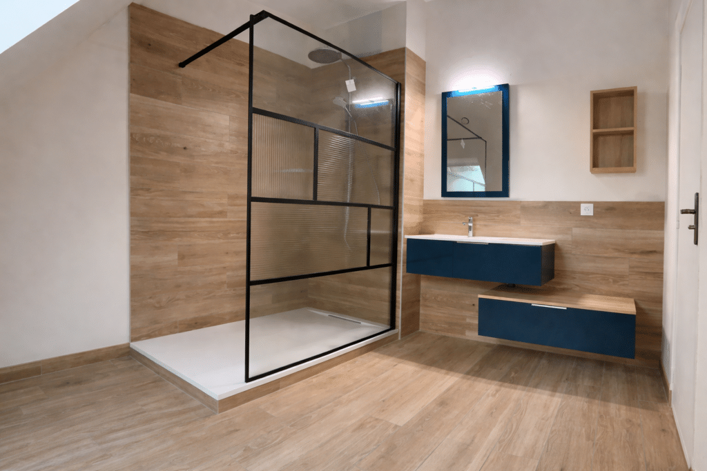 Salle d’eau atelier chic : bois chaleureux & bleu profond