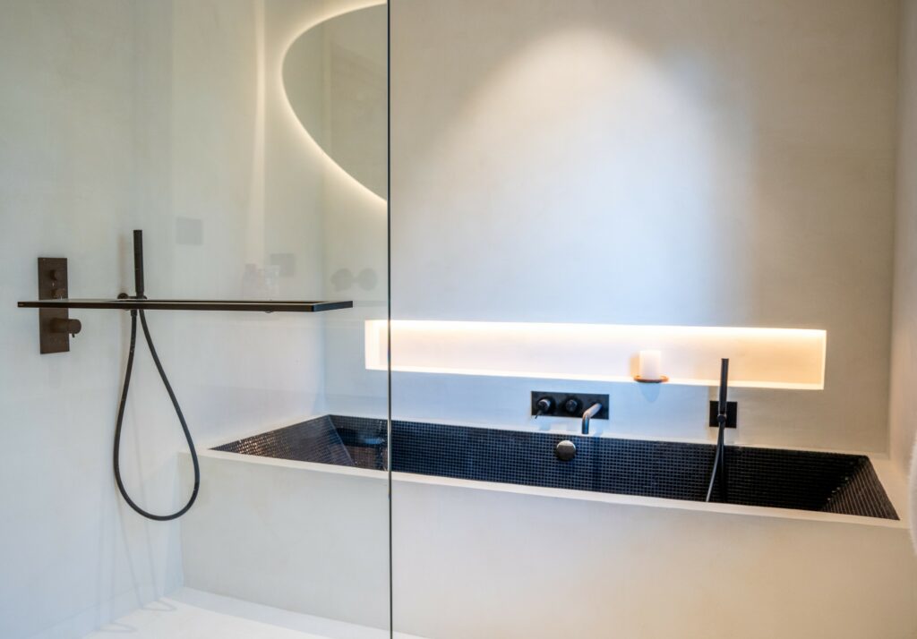 Salle de bain béton minéral : élégance brute & lignes noires