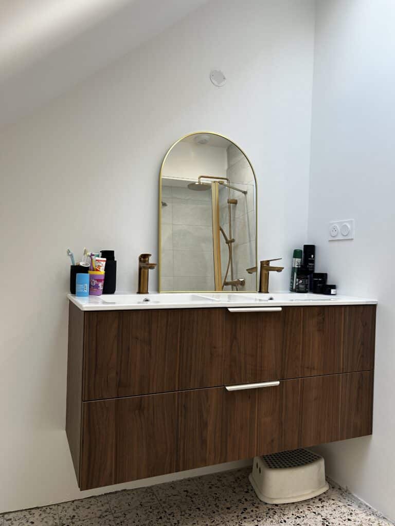 Salle de bain en sous-pente : douceur bois & accents dorés