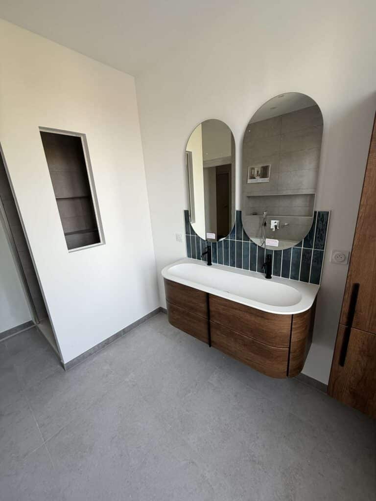 Salle de bain minérale et bois aux accents bleu profond