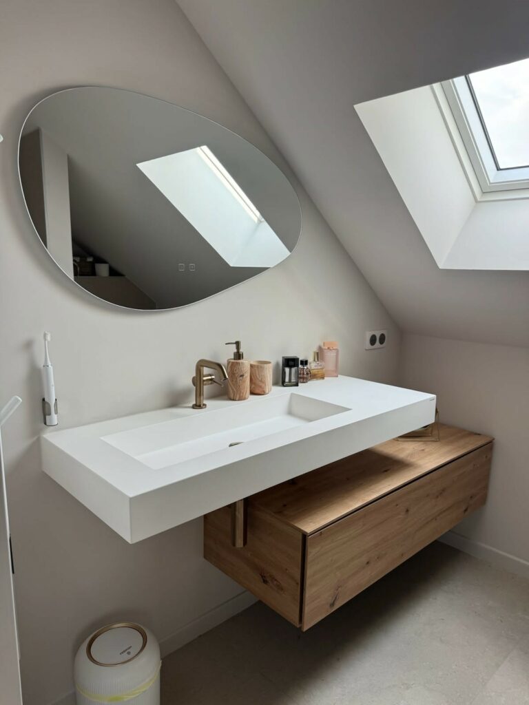 Salle de bain sous combles : minimalisme doux & laiton brossé