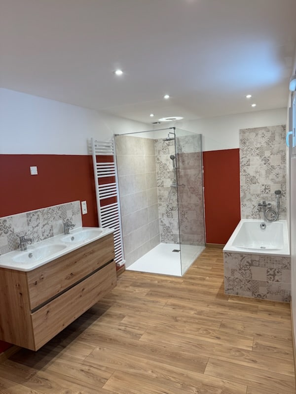 Salle de bain contrastée : esprit naturel et accents rouge brique