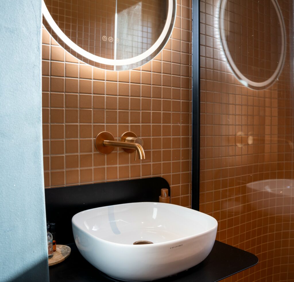 Une salle d’eau au caractère affirmé