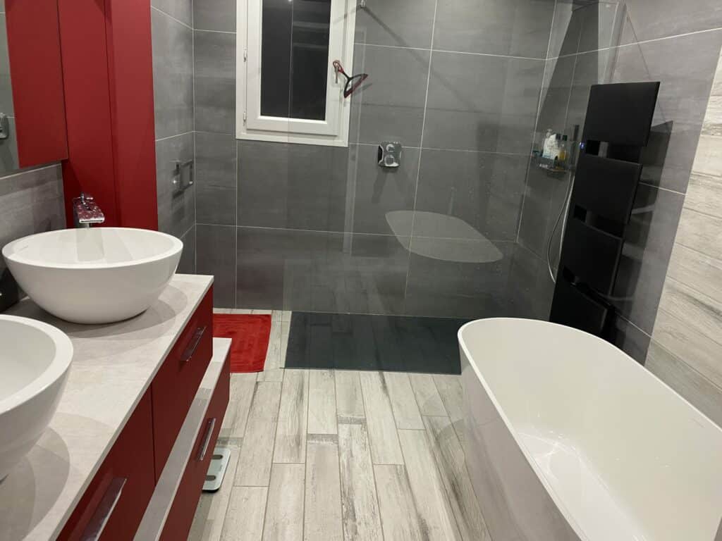 Rénovation d’une salle de bain avec carrelage imitation parquet