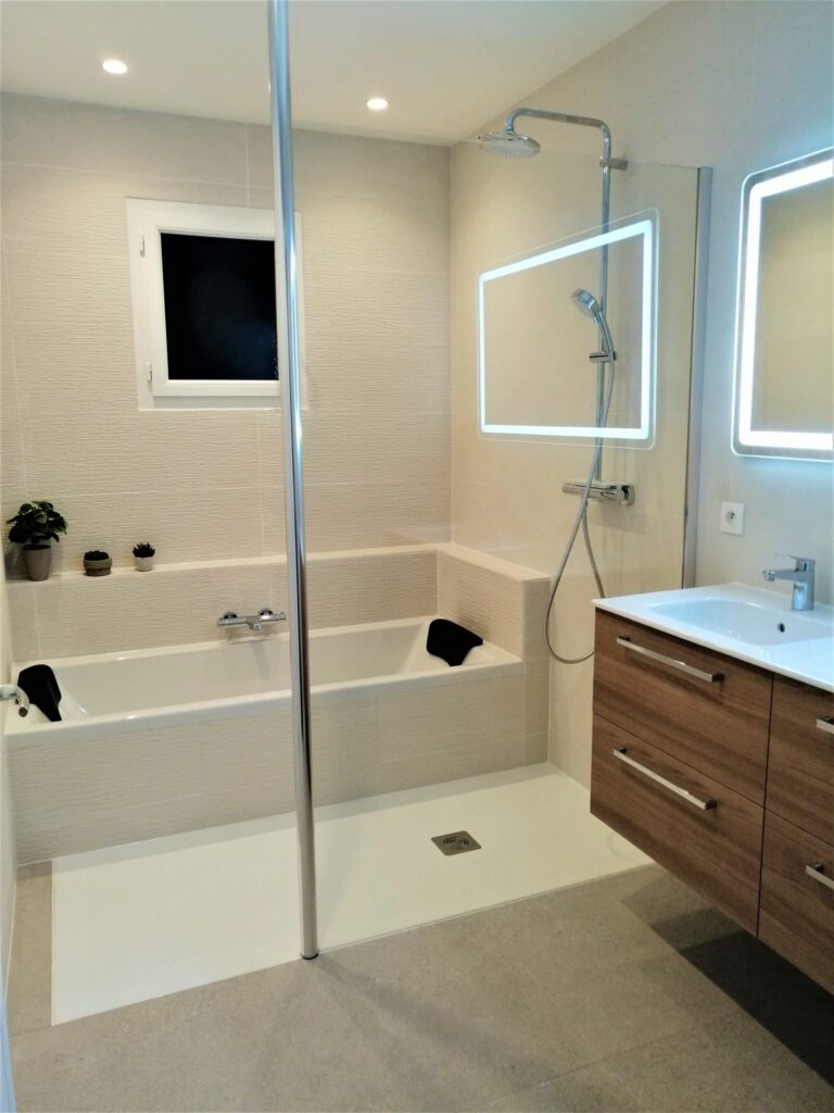 Une rénovation salle de bain originale avec douche italienne et baignoire accolées
