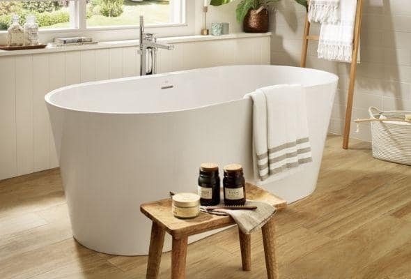 Un baignoire îlot baignoire-ilot-sol-bois