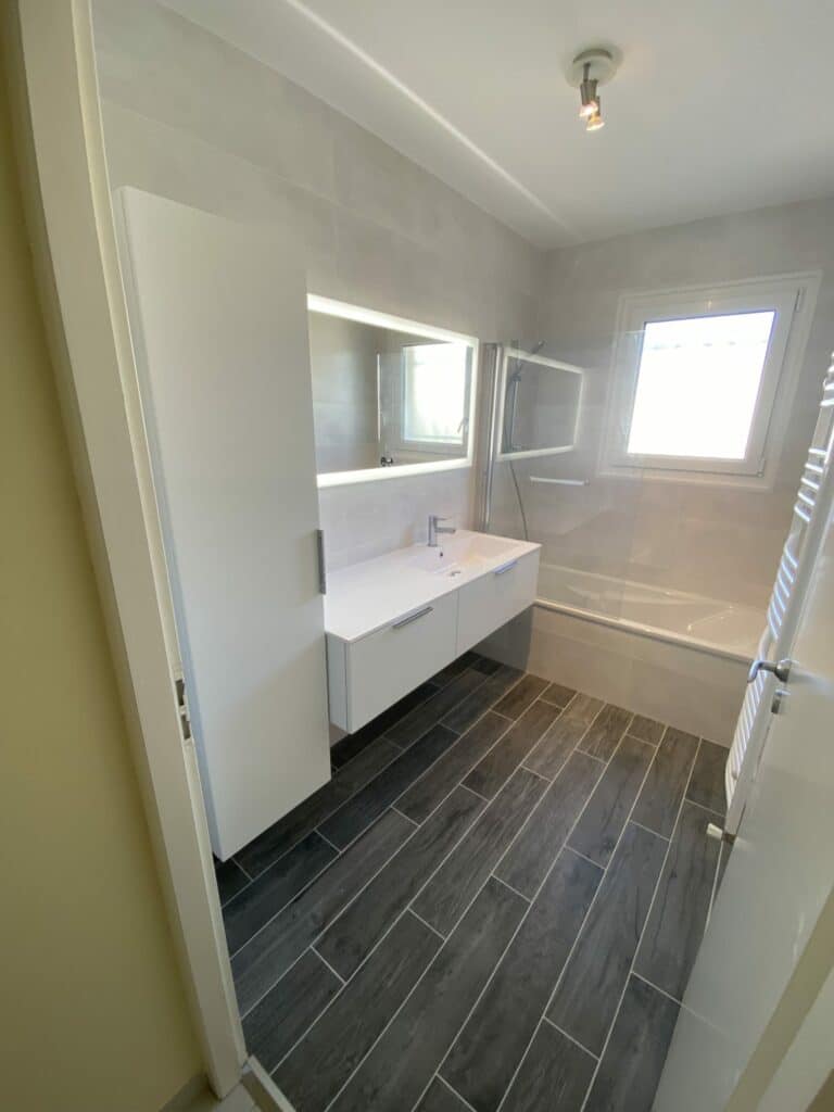 Une salle de bain tendance épurée en blanc et gris