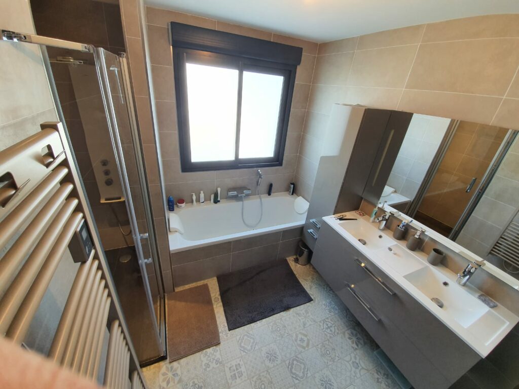 Rénovation d’une salle de bain sous toit et d’une salle de bain pour enfants