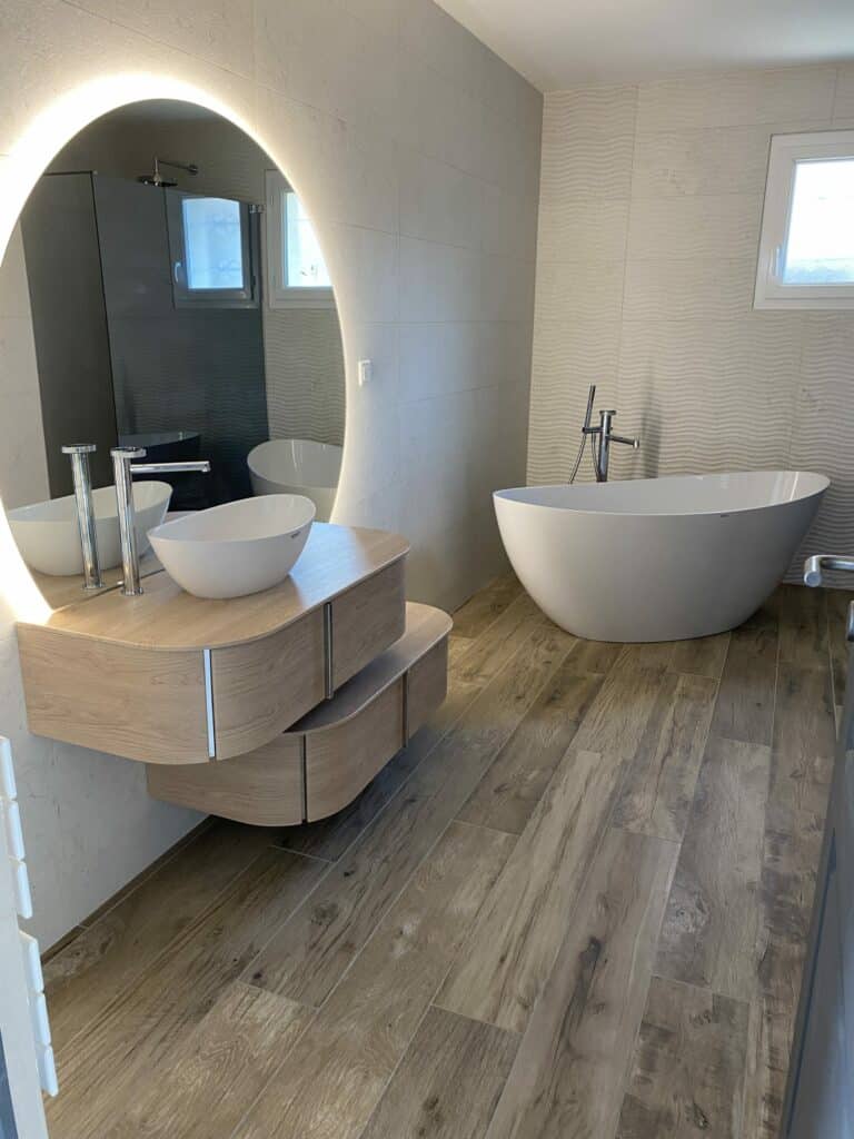 Une salle de bain bois chic avec baignoire îlot