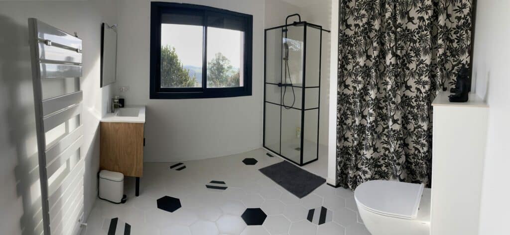 Une salle de bain industrielle en noir et blanc